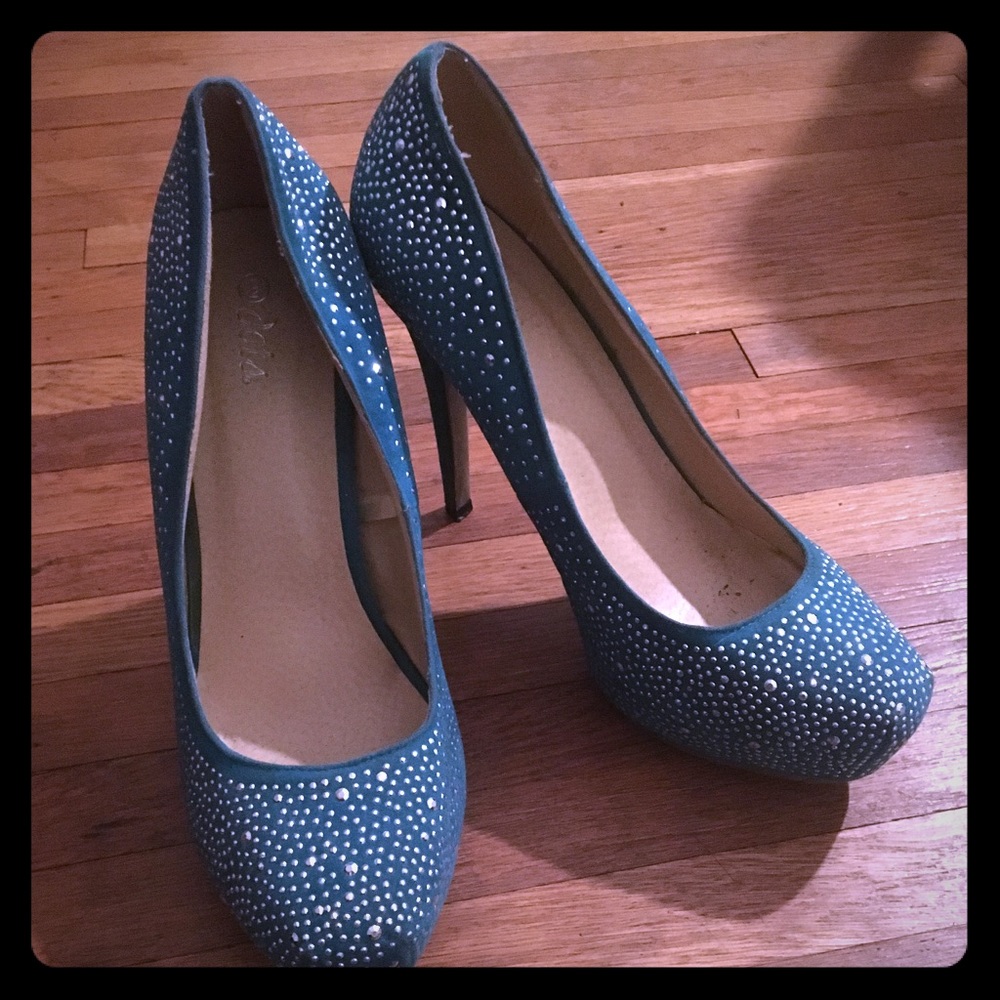 Rinestone high heels.